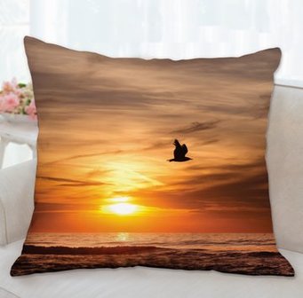 Dekorative Kissen - Kissen - Orangefarbener Sonnenuntergang &uuml;ber dem Meer mit einem Vogel am Himmel - Souvenirs aus dem Meer