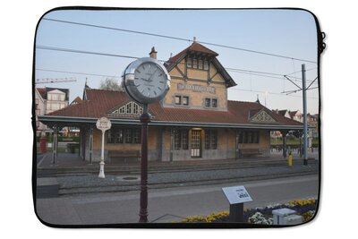 De Haan - Laptophülle - MacBook- und Laptophülle - Laptophülle mit Foto der Straßenbahnhaltestelle in De Haan aan Zee