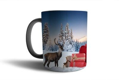 Kerstmok - Koffiemok - Kerst -  feestelijke afbeelding hebt met de Kerstman, rendieren en een besneeuwd landschap! 🎅🦌 -  350 ml - Theemok - Ker